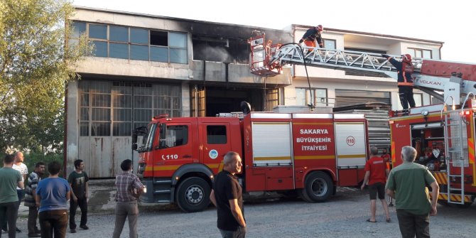 Hurda malzemelerin toplandığı depo yandı