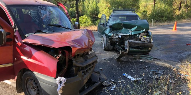Bursa'da hafif ticari araç ile otomobil çarpıştı: 4 yaralı