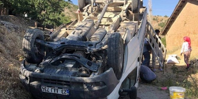 Pikap ters döndü: 2 yaralı