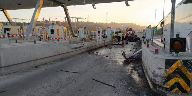 Gişe bariyerlerine çarpan otomobilin sürücüsü uzman çavuş öldü