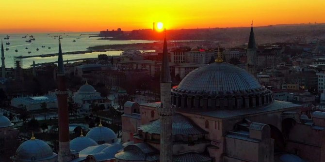 İlk namaza hazırlanan Ayasofya’da gün batımı kartpostallık görüntüler oluşturdu