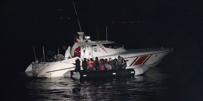 Çanakkale ve Balıkesir açıklarında 74 sığınmacı kurtarıldı