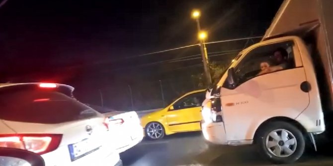 Kucağında çocukla kamyonet kullanan sürücü kamerada
