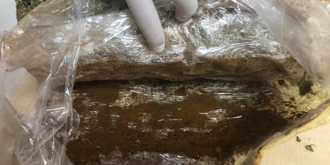 Araçta ele geçirilen uyuşturucuya kahveli kamufle