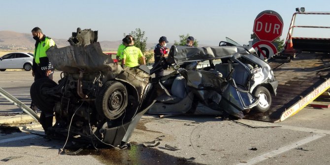 Yolcu otobüsüyle çarpışan otomobil ikiye bölündü, sürücü öldü