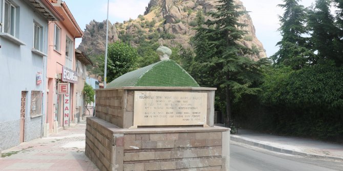 Kepçelerin kaldıramadığı türbe, yol ortasında kaldı