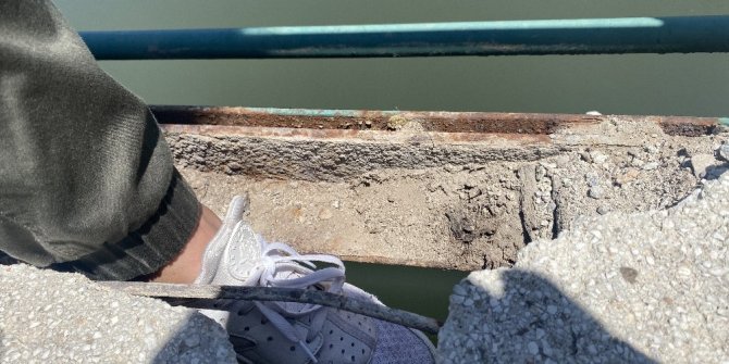 Sulama kanalı üzerindeki köprü tehlike saçıyor