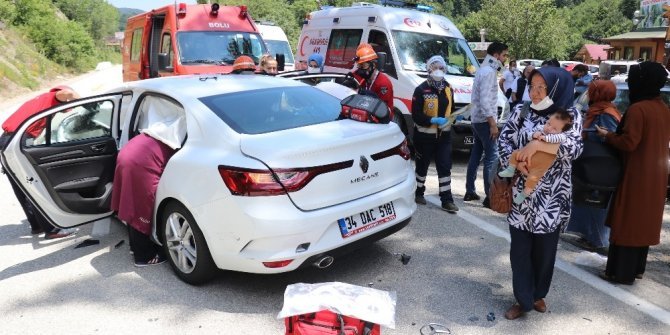 Bolu Tabiat Parkı yolunda iki otomobil çarpıştı: 1’i bebek 6 yaralı