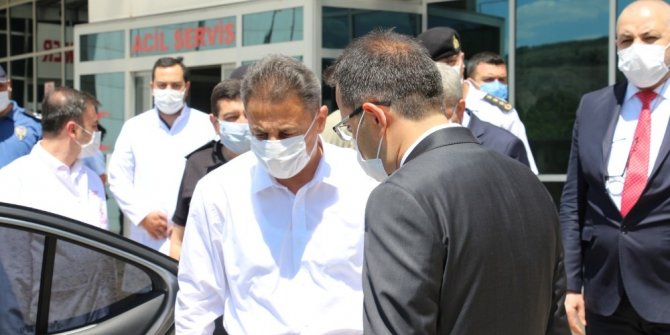 Trafik kazası geçiren Vali Karaömeroğlu: "Arkada otursanız bile kemer takın"