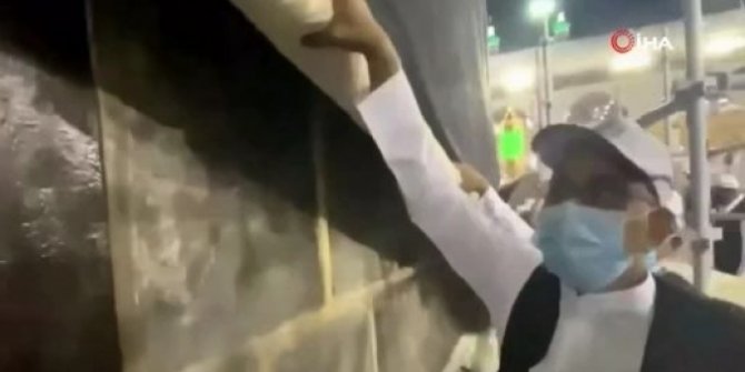 Kabe örtüsü yukarı kaldırıldı