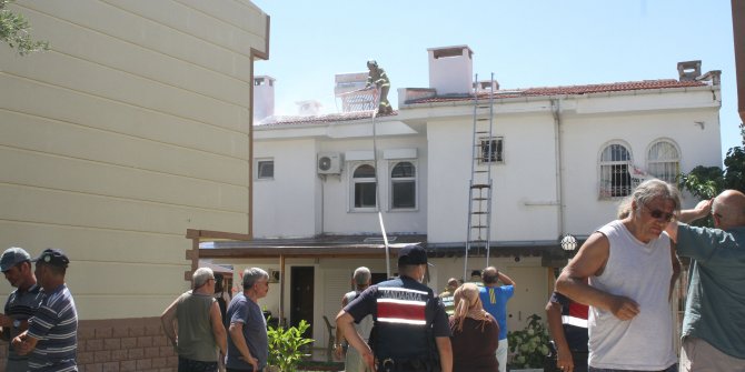 TIR'ın alev alan lastik parçası, yazlık evin çatısını yaktı