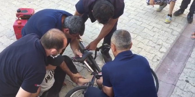 Ayağı pedala sıkıştı yardımına itfaiye koştu