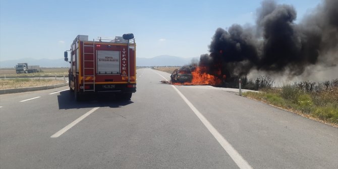 Konya'da bir otomobil seyir halindeyken yandı
