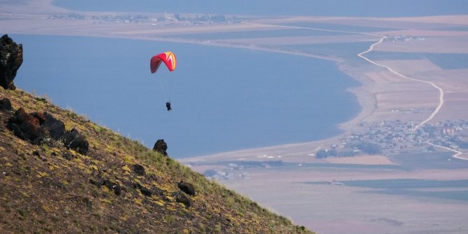 Süphan Dağı eteklerinde Van gölü manzaralı yamaç paraşütü
