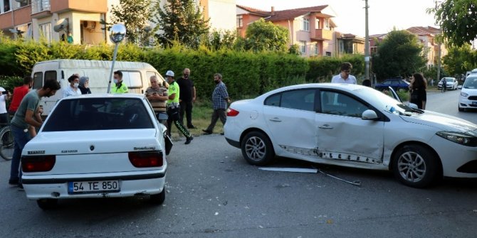 İki otomobil sokak arasında çarpıştı: 2’si çocuk 5 hafif yaralı