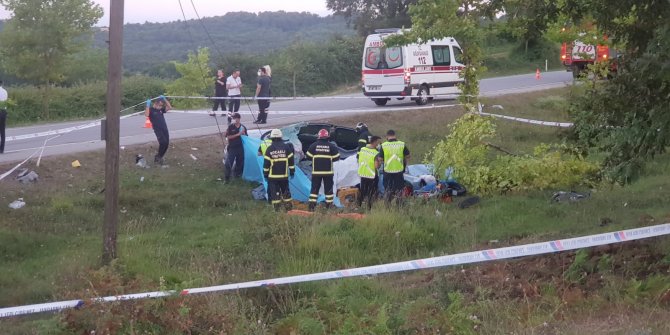 Kamyon ile çarpışan otomobildeki 2'si çocuk 5 kişi öldü