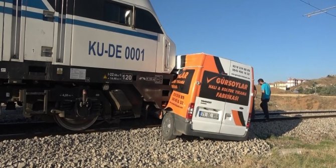 Akaryakıt yüklü tren minibüse çarptı: İki kişi son anda kurtuldu