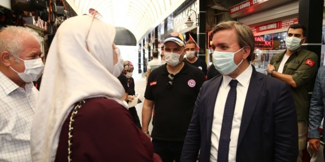 Vali Aydoğdu vatandaşlara tek tek maske taktı