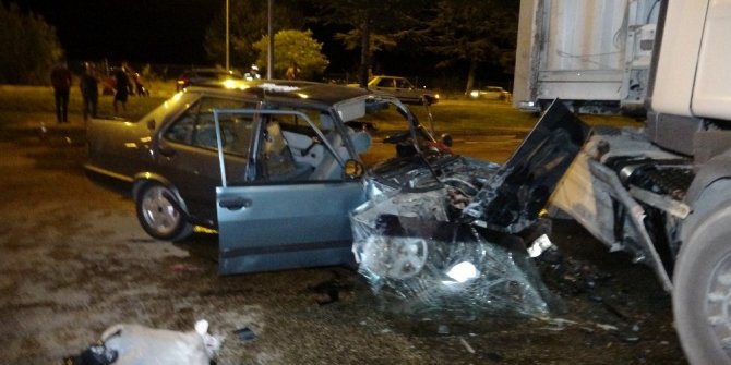 Hurdaya dönen otomobil içinde sıkışan sürücü güçlükle kurtarıldı