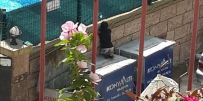 Çöp konteyneri üzerinden havuzdaki yaşıtlarını izleyen kağıt toplayıcı çocuğa sürpriz