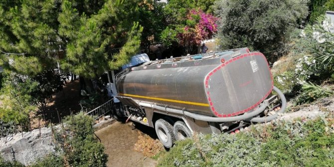 Freni tutmayan su tankeri evin bahçesine uçtu