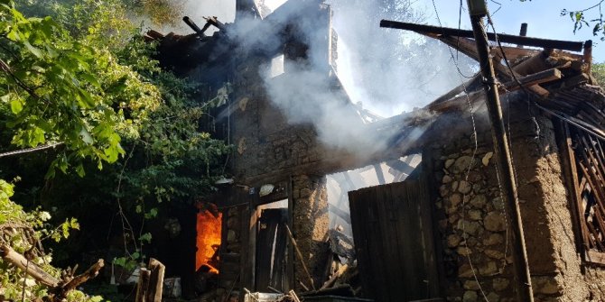Karabük’te iki ev alevlere teslim oldu