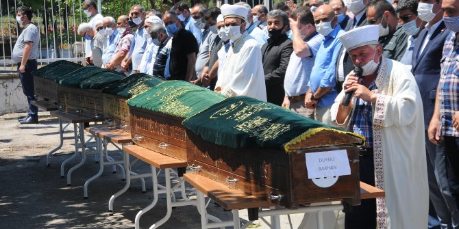 Kazada ölen aynı aileden 5 kişi toprağa verildi