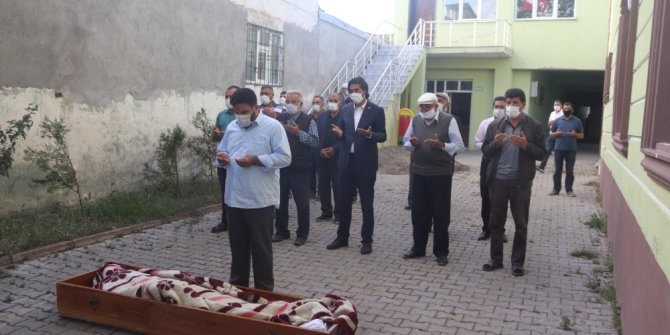 Tekne faciasında hayatını kaybeden göçmenin cenazesi Taşlıçay’da toprağa verildi