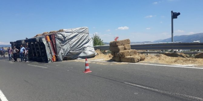 Saman yüklü tır devrildi: 2 yaralı