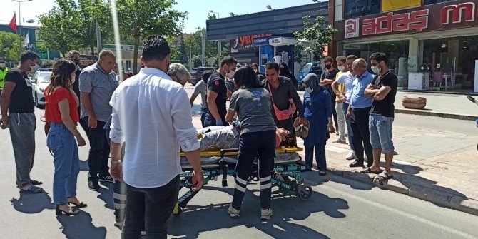 Yolun ortasında karar değiştiren bisikletliye minibüs çarptı