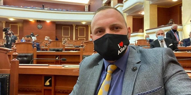 Arnavutluk milletvekili, "I Love Allah" yazılı maskeyle Meclis oturumuna katıldı