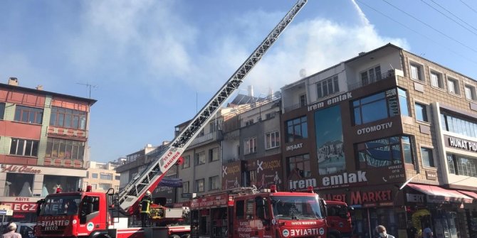 Altında fırın bulunan apartmanın çatısında çıkan yangın itfaiye ekiplerini harekete geçirdi