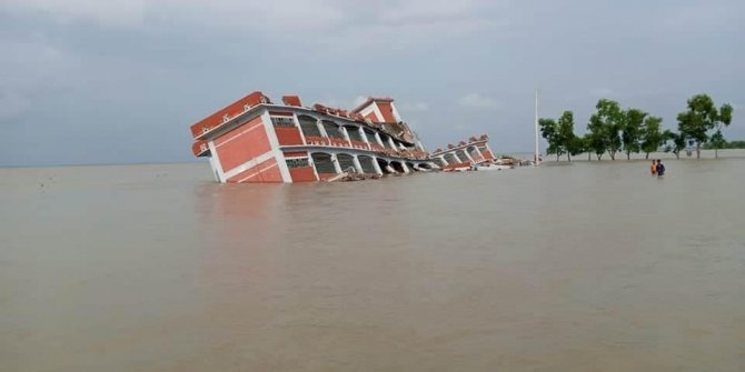 Bangladeş’te 3 katlı okul sel nedeni ile çöktü