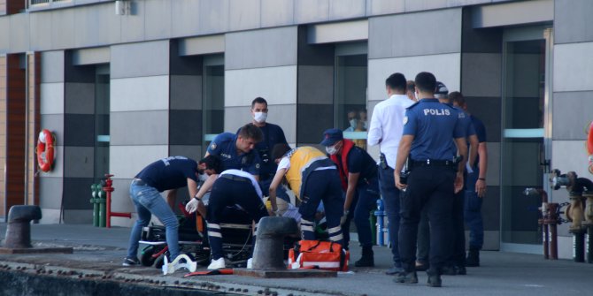 Vapurdan düştü kalp masajıyla hayata döndürüldü