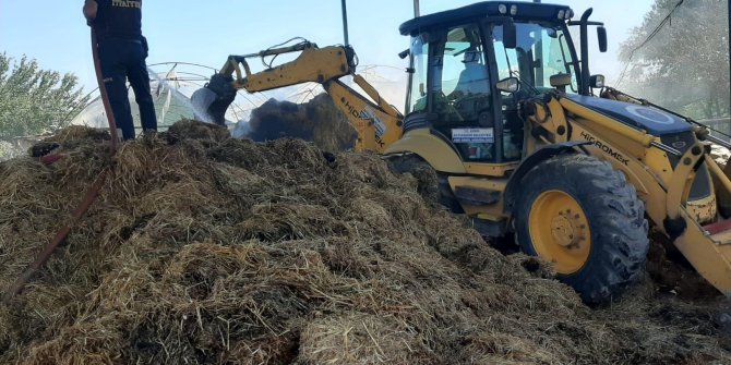 Kaynak makinesinden çıkan kıvılcımlar 20 ton samanı yaktı