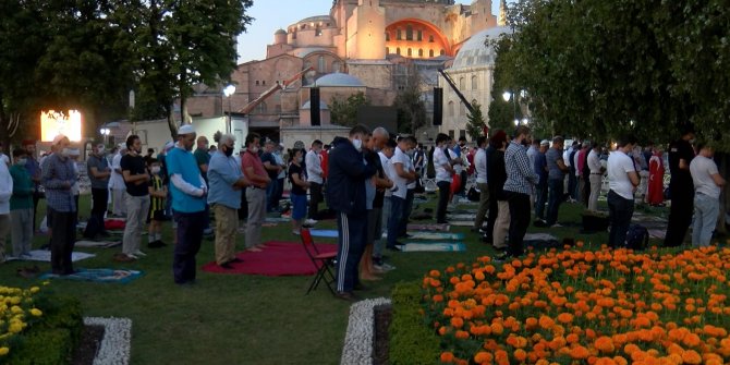 Ayasofya Camii'nde akşam namazı kılındı ses sistemi denendi