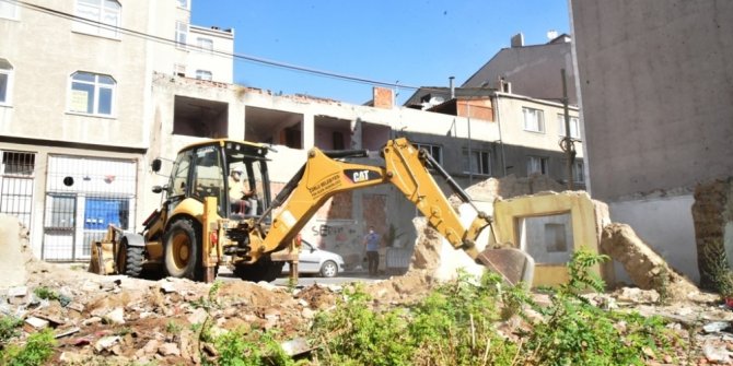 Çorlu’da metruk binalar yıkılıyor