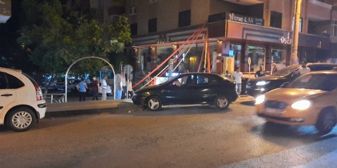 Otomobil kaldırıma çarparak durabildi,sürücü olay yerinden kaçtı
