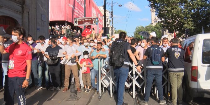 Polis bariyerini aşan kalabalık Ayasofya Camii'ne doğru koştu