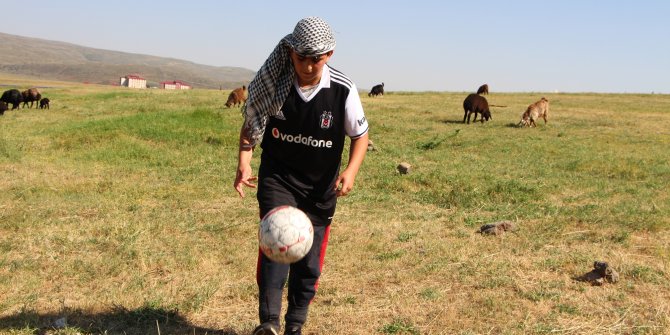 Çobanlık yaparken antrenmanını da aksatmıyor