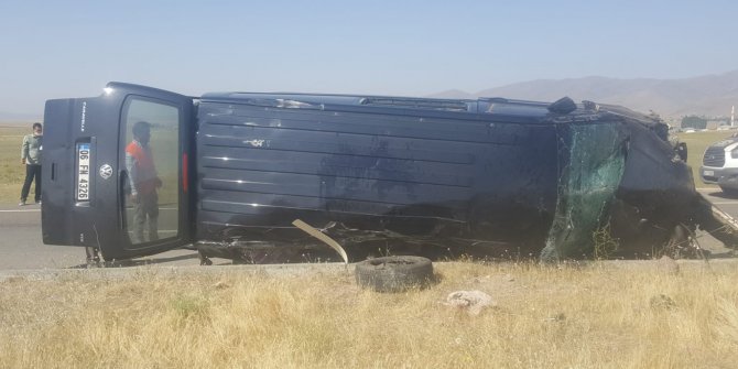 Ağrı'da minibüs devrildi; 3 çocuk öldü, 6 kişi yaralı