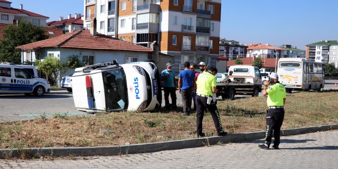 Minibüsle çarpışan polis aracı devrildi: 3 yaralı