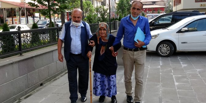 87 yaşındaki annesini dövüp sokağa attı