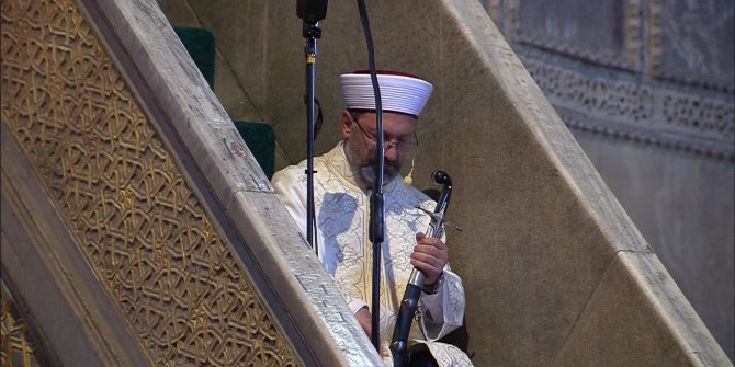 Diyanet İşleri Başkanı Erbaş hutbeye kılıç ile çıktı
