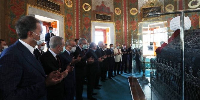 Cumhurbaşkanı Erdoğan, Fatih Sultan Mehmet Han’ın türbesini ziyaret etti