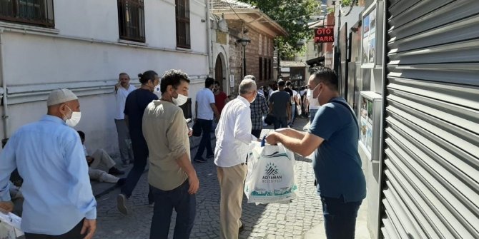 Ayasofya’da seccade dağıttı