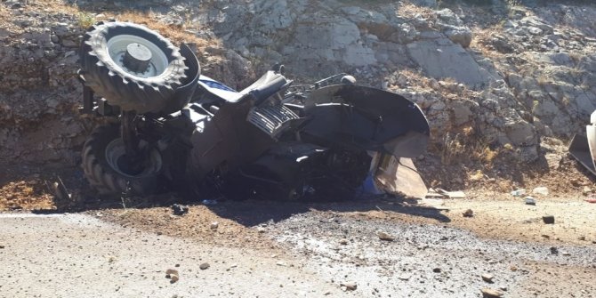 Devrilen traktör ortadan ikiye bölündü
