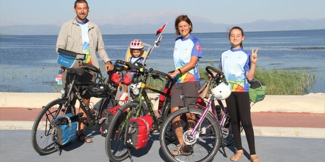 Ailece pedal çevirerek azalan su kaynaklarına dikkat çekiyorlar