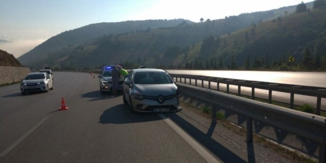 Samsun’da otomobil bariyere çarptı: 2 yaralı