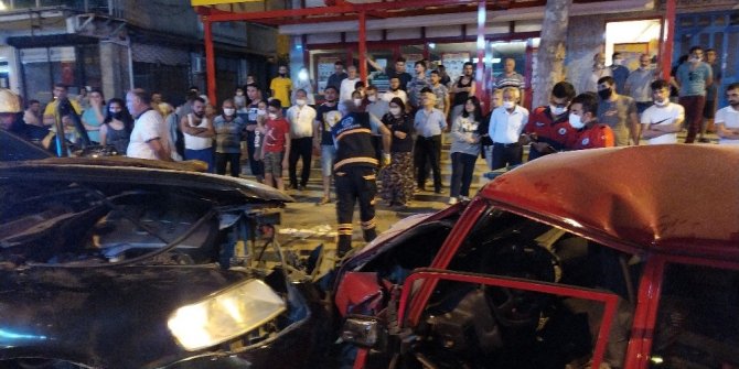 Hurdaya dönen araçları görebilmek için sosyal mesafeyi hiçe saydılar